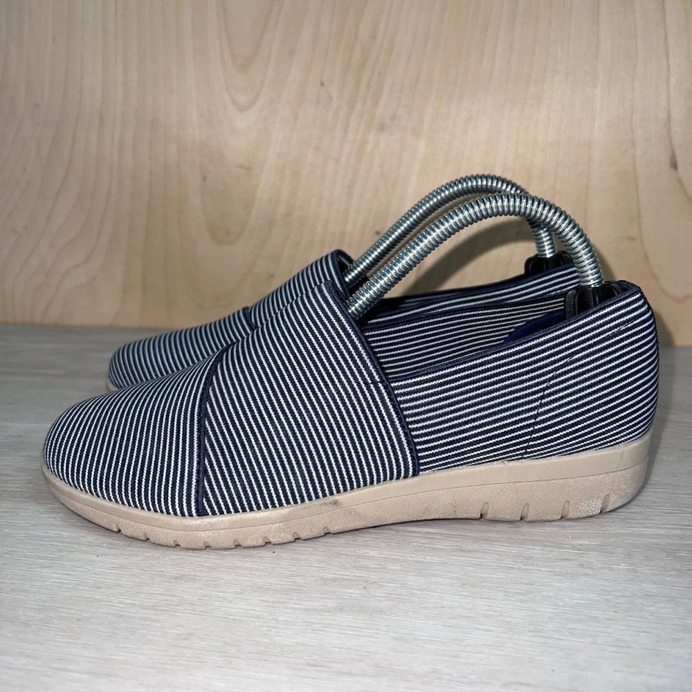 YUU Bevel Blue/White Stripe Elastic Slip-on NWOT Women's 5.5